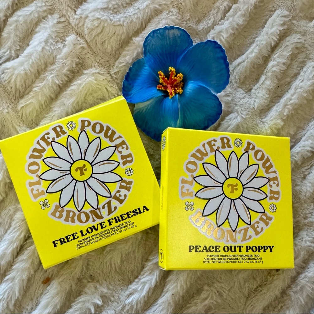 Trixie Cosmetics Flower
Power Bronzer Peace Out
Poppy & Freesia highlighter Trio